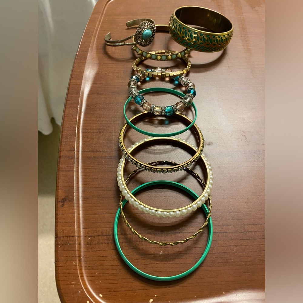 Intended as Women’s faux silver/gold/pearls bangles, worn stackable or solo.
